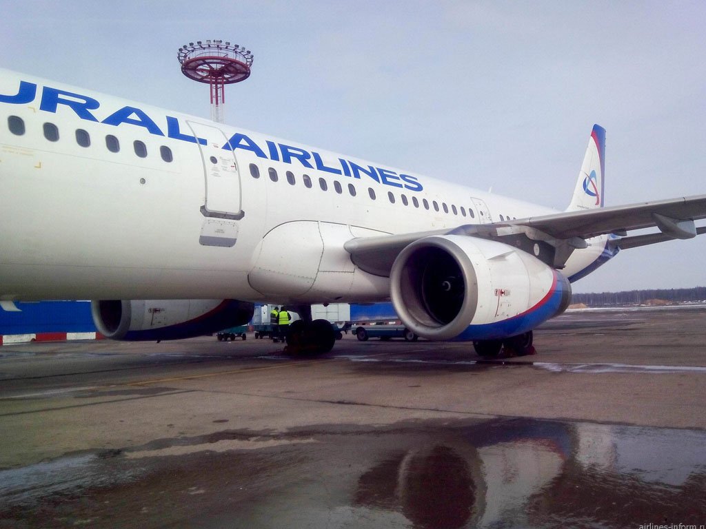 В Екатеринбурге экстренно сел самолет из-за задымления в кабине пилотов