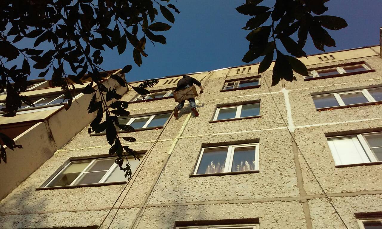 В Екатеринбурге восьмиклассник вышел на карниз третьего этажа школы. Проводится проверка