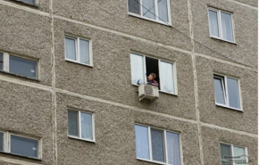 Двухлетний ребенок выжил, выпав с девятого этажа в Екатеринбурге