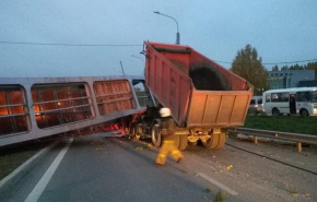 Наземный пешеходный мост рухнул на КАМАЗ на въезде в Екатеринбург. Видео