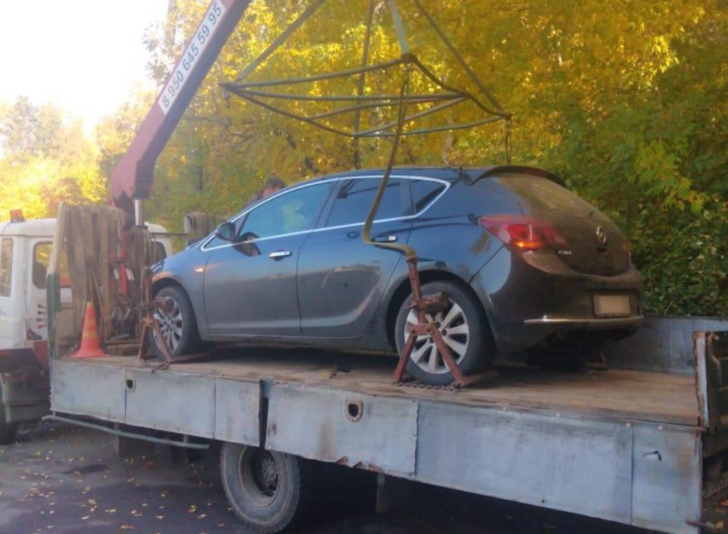 У жителя Новоуральска за долги по ЖКХ арестовали Opel Astr