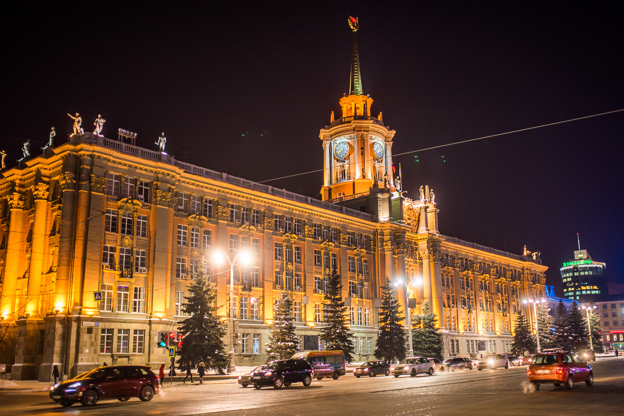 Крышу мэрия Екатеринбурга почистят за миллион рублей