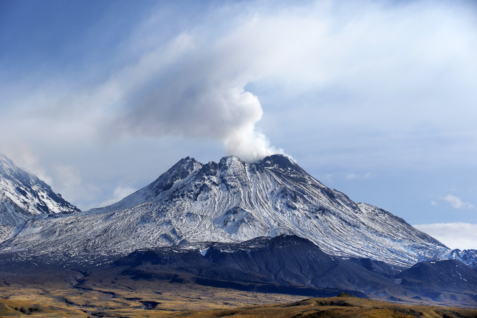 На Камчатке начал извергаться вулкан Безымянный