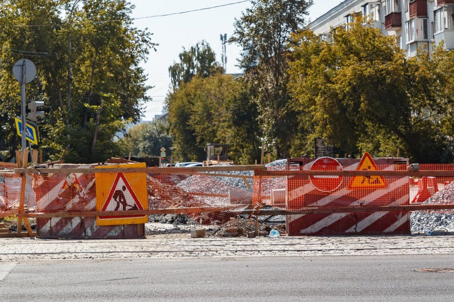 В Екатеринбурге строители продлили закрытие движения транспорта по улице Совхозной