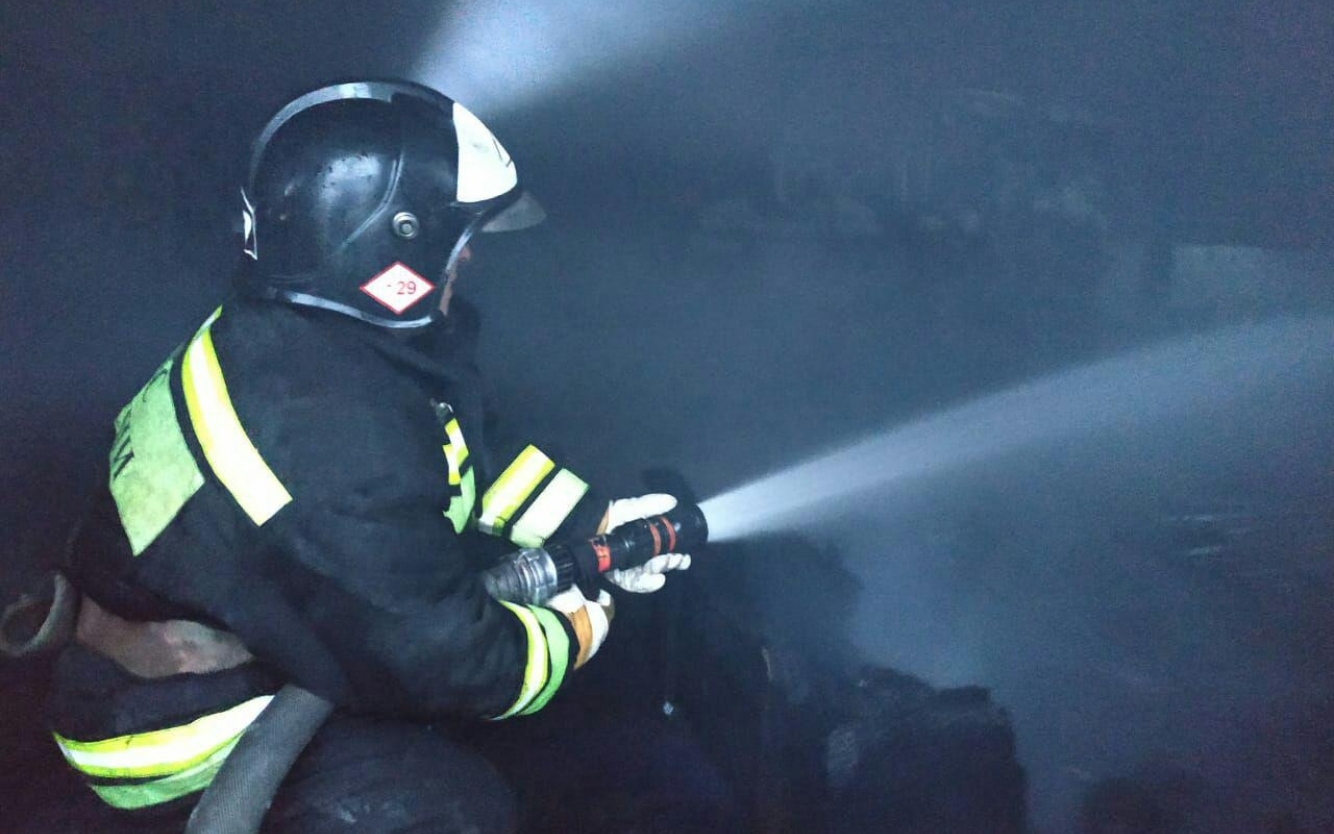 В центре Екатеринбурга горит магазин в многоквартирном доме