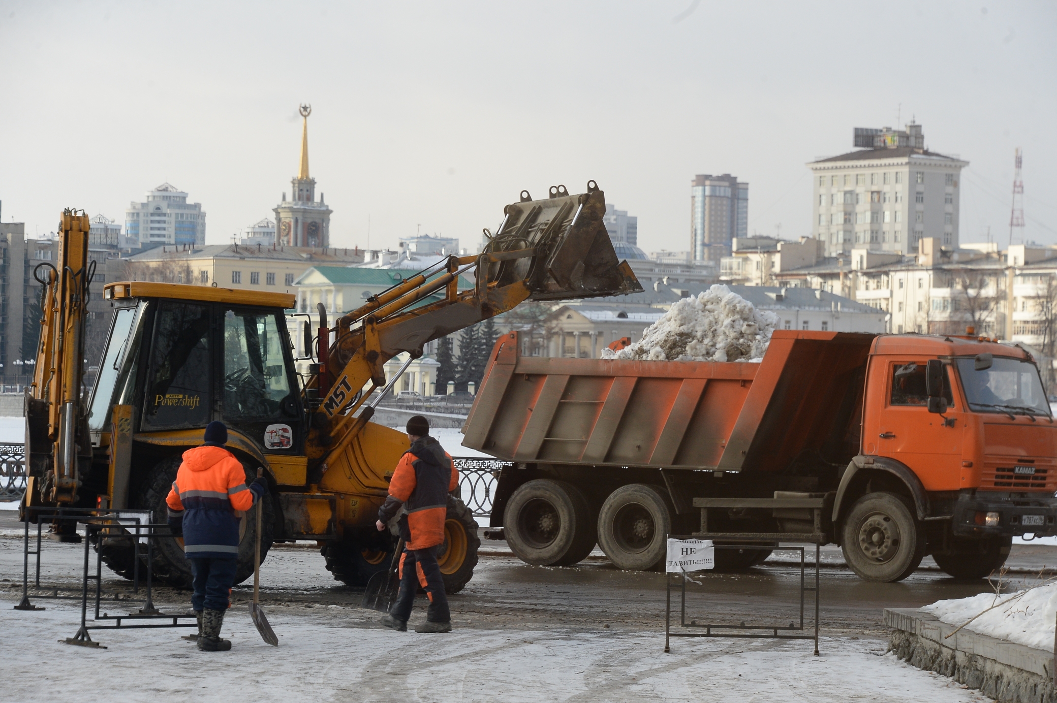 На борьбу со снегом в Екатеринбурге направят более 370 единиц спецтехники