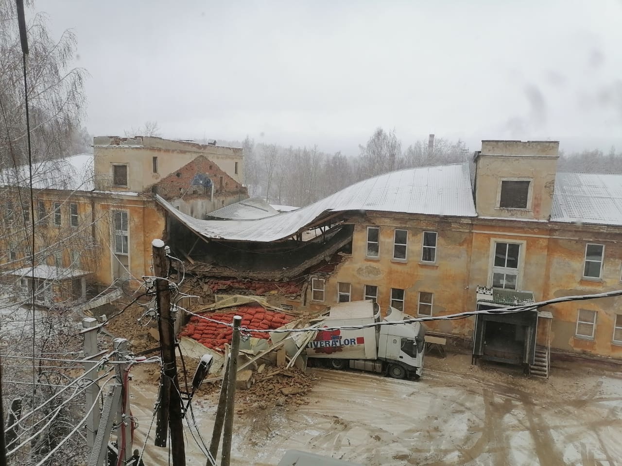В Дегтярске произошло частичное обрушение части здания на фуру