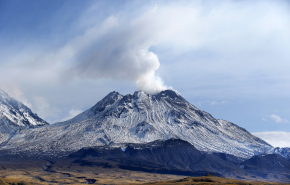 На Камчатке начал извергаться вулкан Безымянный