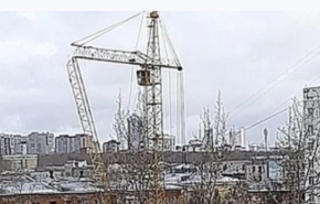 В центре Екатеринбурга стрела башенного крана переломилась надвое