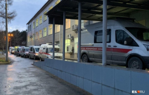 Около екатеринбургских больниц вновь появились пробки из скорых
