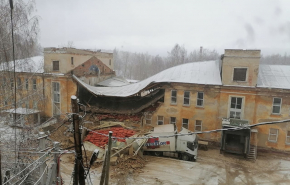 В Дегтярске произошло частичное обрушение части здания на фуру