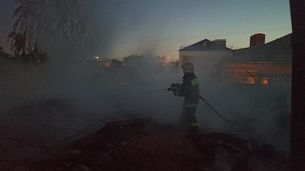 Два человека погибли во время пожара в жилом доме в Екатеринбурге