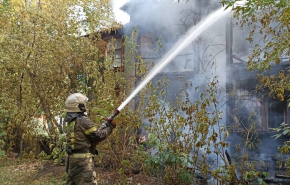 В Екатеринбурге горел двухэтажный барак