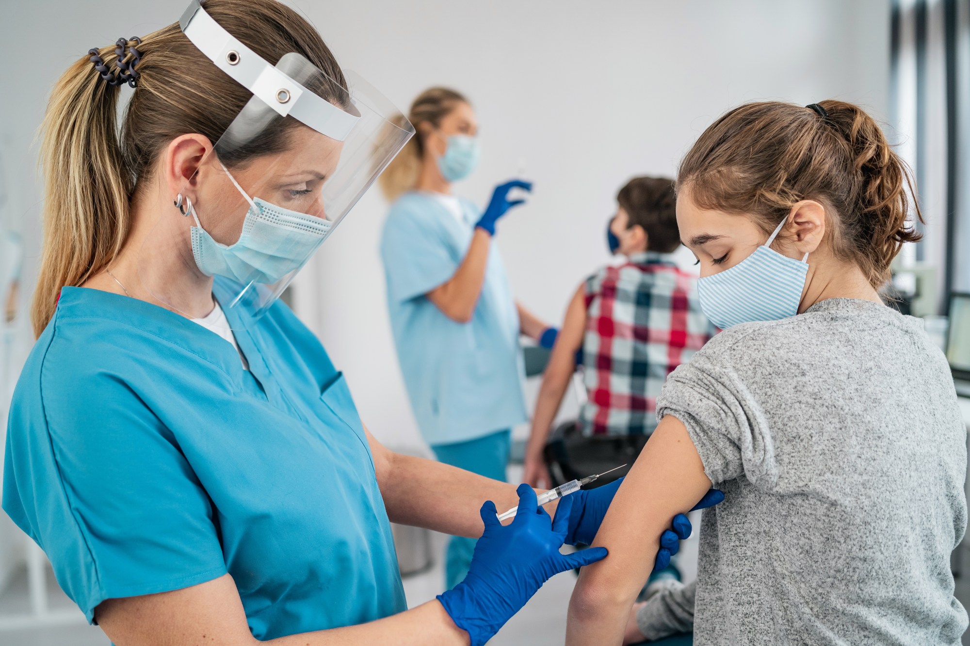 8 тысяч заявлений на вакцинацию подростков против COVID-19 подано в Екатеринбурге