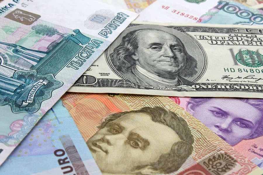 Курс доллара упал ниже 77 рублей, евро — ниже 83 рублей