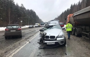 В Берёзовском на Режевском тракте BMW X5 врезался в грузовик и столкнулся с Hyundai
