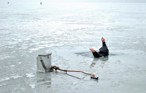 На Исетском озере под Екатеринбургом под лёд провалились два рыбака