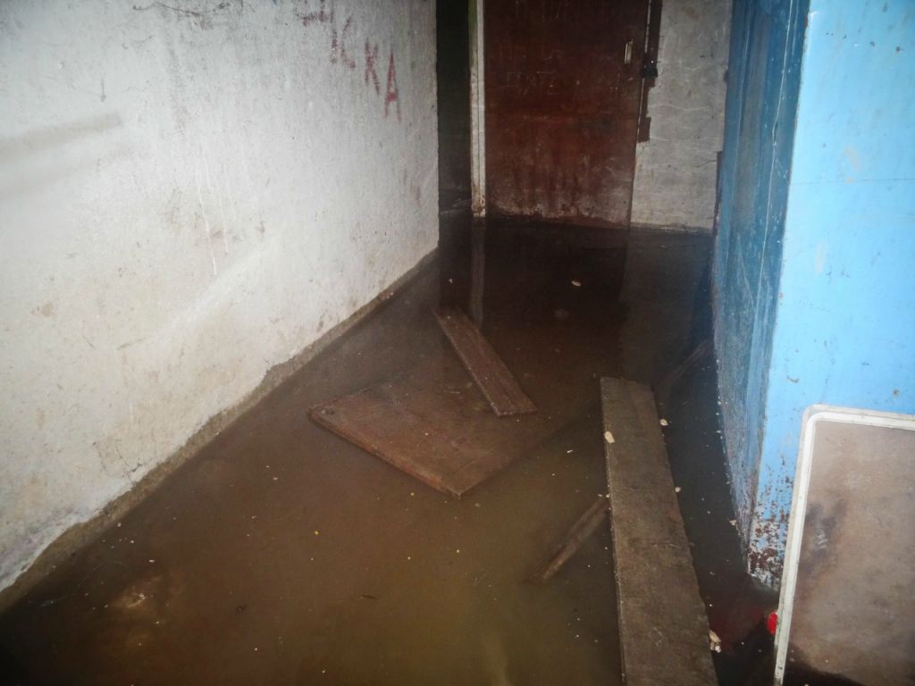 В Екатеринбурге подвал дома затопило кипящими фекалиями