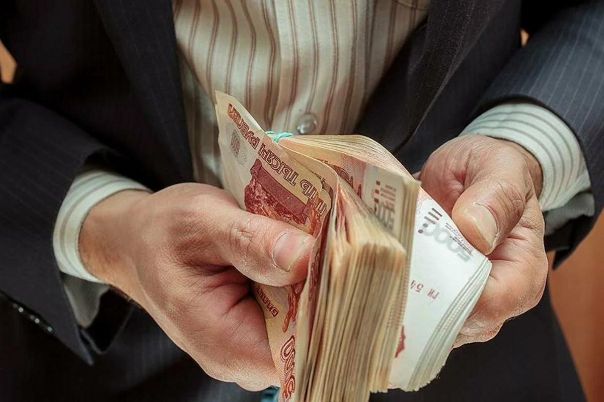 Зам Куйвашева повысил ежемесячные премии чиновникам