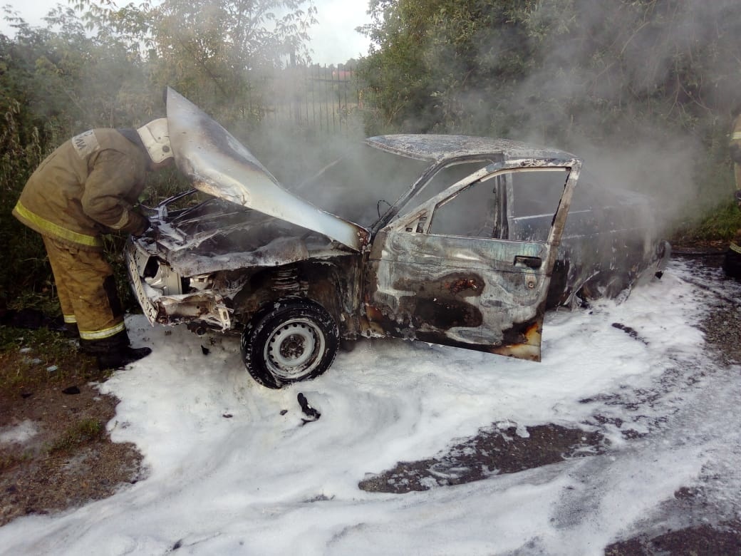 В Екатеринбурге сгорел легковой автомобиль