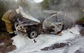 В Екатеринбурге сгорел легковой автомобиль