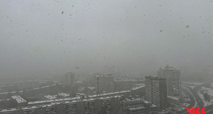 Екатеринбург из-за первого снега встал в восьмибалльные пробки
