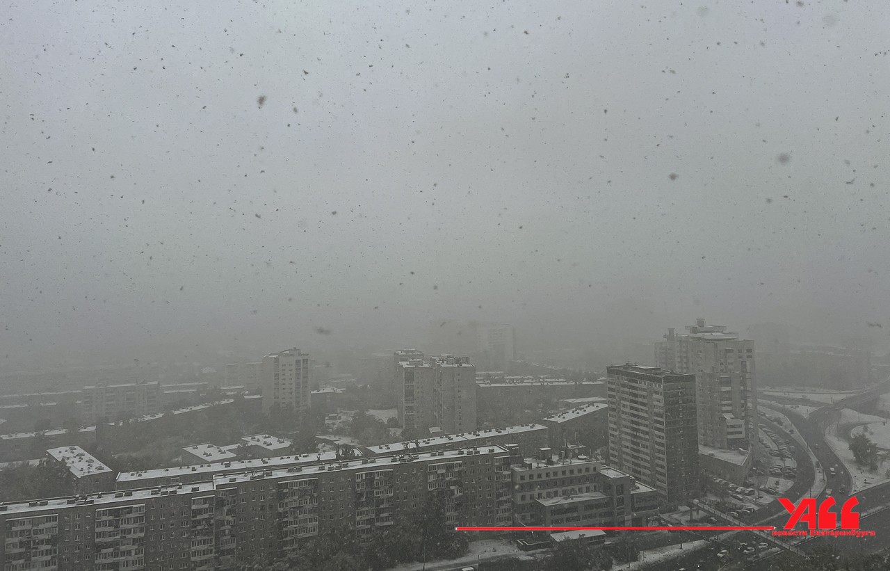 Екатеринбург из-за первого снега встал в восьмибалльные пробки