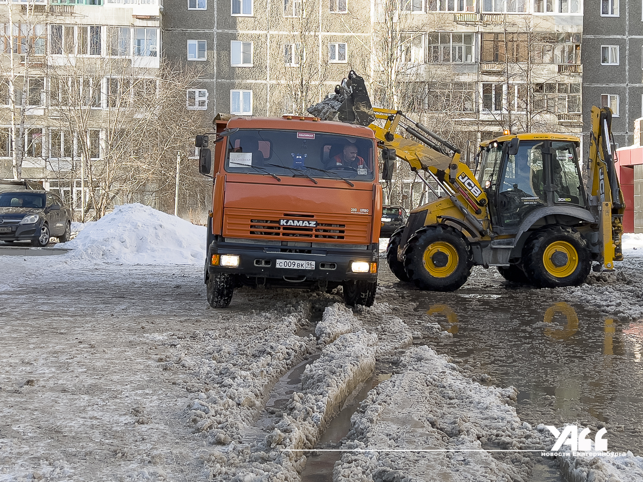 Мэр Екатеринбурга проверил готовность города к снегопадам