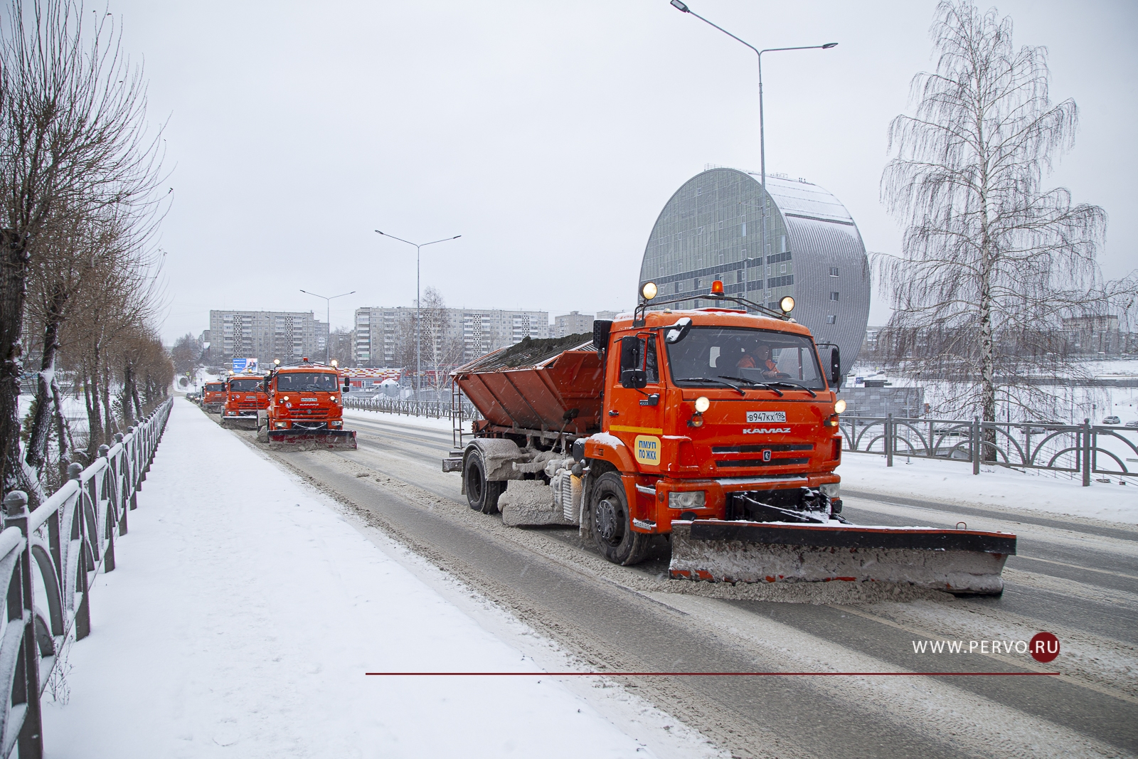 На дорогах области последствия снегопада ликвидируют 277 единиц техники