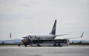 Автобус с пассажирами чуть не попал под самолет в Кольцово